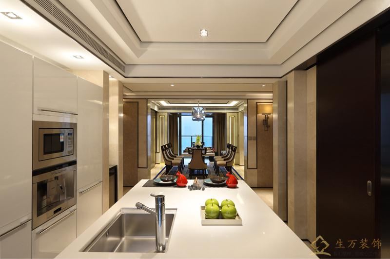 开放式的厨房装修设计，中岛台显得空间清爽，厨房装修显得女主人的高地位。