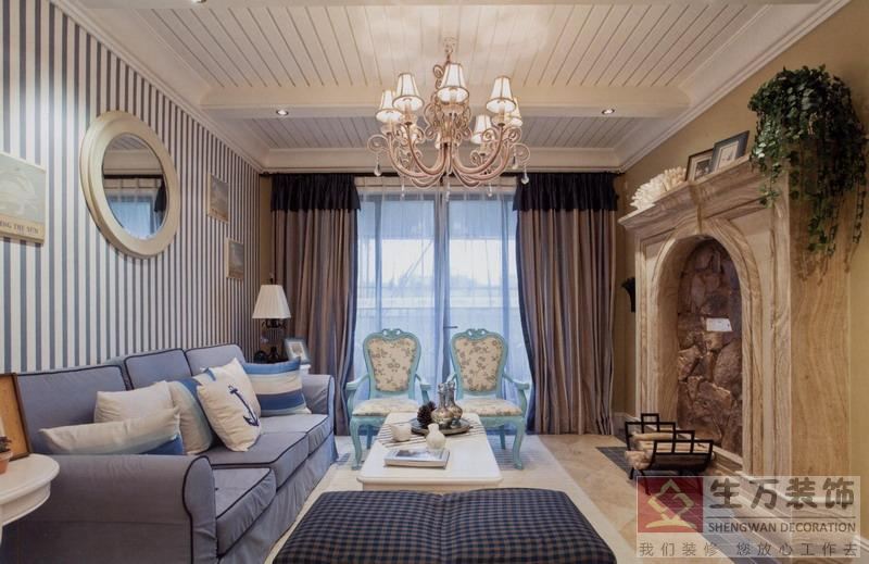 深灰色的布艺沙发，与墙面装饰相互响应，空间更为舒适。