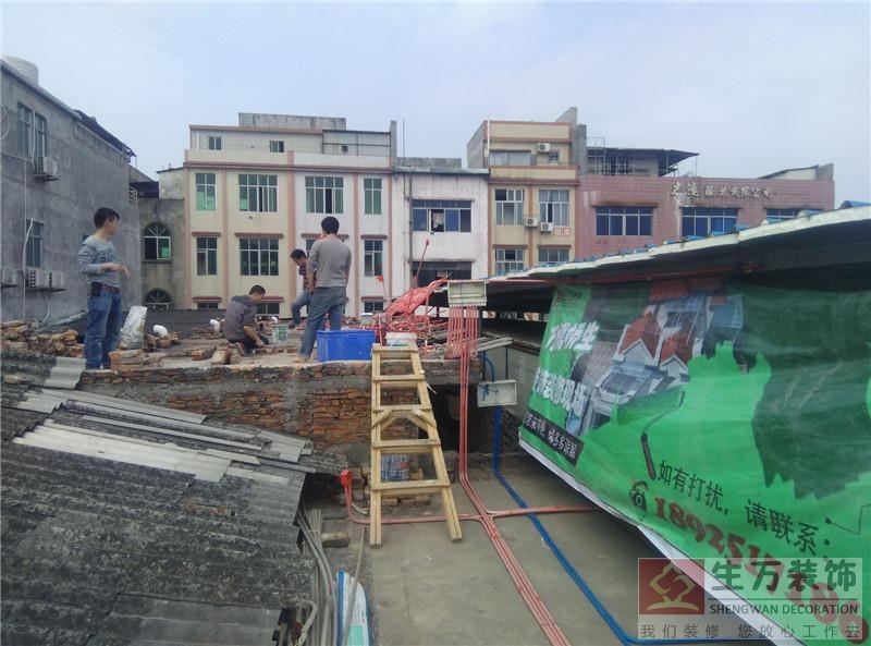 这是广州装修技术培训学校泥水工培训教学场地，工作六年专注精装修的泥水刘师傅亲临现场给学员的技术指导。